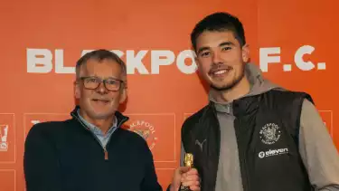 Elkan Baggott (Kanan)