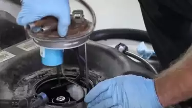 Ilustrasi membersihkan tangki bensin mobil