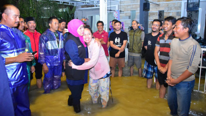Banjir Gresik di Sela Retreat, Gubernur Khofifah Respon Cepat Kirim Bantuan Logistik dan Fasilitas Mobilitas Masyarakat