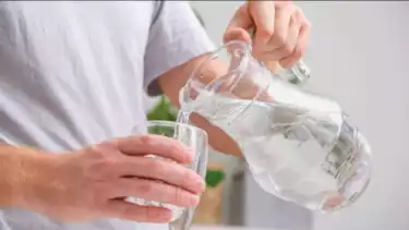 Ilustrasi buka puasa Ramadhan dengan air putih