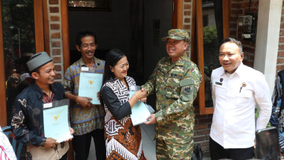 Menteri ATR/BPN Serahkan 965 Sertipikat Konsolidasi Tanah di Jawa Tengah