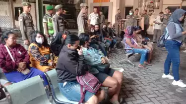 Praktik prostitusi dengan modus jual kopi dalam warung kopi di wilayah pinggiran Kota Sidoarjo berhasil digerebek tim Satpol PP Pemkab Sidoarjo.