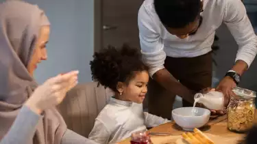 Ilustrasi keluarga sedang berbuka puasa