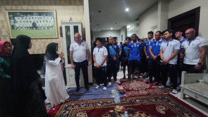 Jelang Laga Lawan Persebaya, Pemain Persib Takziah ke Rumah Duka Almarhum Bejo