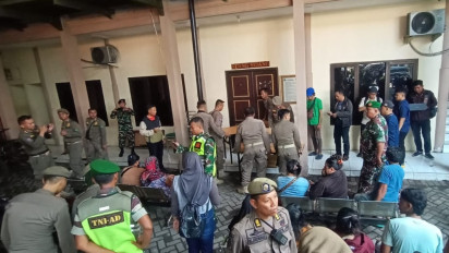 Razia Jelang Ramadhan, Satpol PP Amankan 13 PSK, Belasan Botol Miras dan Alat Kontrasepsi di Batas Kota Sidoarjo