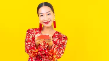Ilustrasi Wanita Memegang Angpao