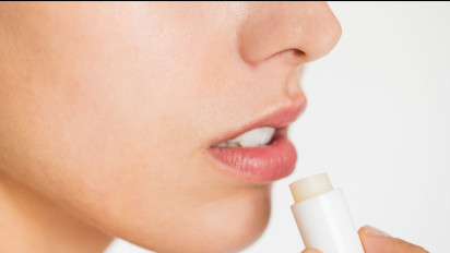 Pakai Lip Balm Supaya Bibir Tidak Kering saat Puasa Ramadhan, Memang Boleh? Begini Menurut Buya Yahya