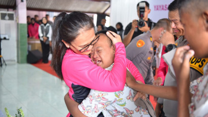 Momen Ketua Umum Bhayangkari Juliati Sigit Prabowo Berikan Makan Bergizi Gratis untuk Murid SLB Gresik