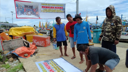Gelar Aksi Protes, Puluhan Nelayan Bawean Tolak Keras Aktivitas Bongkar Muat Gas