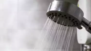 Ilustrasi peralatan mandi berupa shower