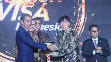 Presiden Jokowidodo memberikan penghargaan Golden Visa pada mantan pelatih Timnas Indonesia, Shin Tae-yong