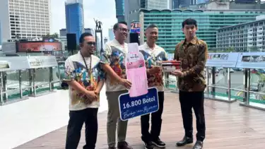 Jajaran Transjakarta bekerja memberikan cinderamata untuk PT. Sappe Indonesia dalam konferensi pers di Halte Bundaran HI Astra, Jakarta Pusat, Jumat (28/2/2025).