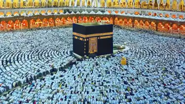 Ilustrasi shalat menghadap Ka bah (kiblat)