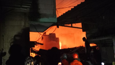 Kebakaran Melanda Permukiman Padat Penduduk di Duren Sawit Jaktim, Sebelas Branwir Diterjunkan
