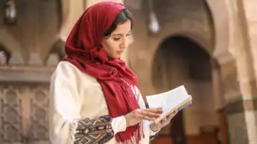 Ilustrasi wanita Muslimah setengah memakai jilbab saat membaca Al Quran
