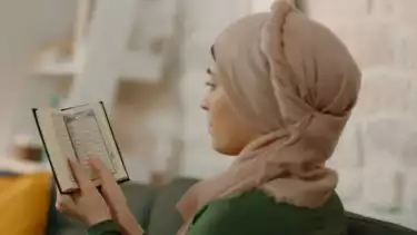 Ilustrasi wanita Muslimah membaca Al Quran