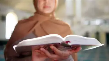 Ilustrasi wanita memakai jilbab membaca Al Quran