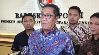 Direktur Tindak Pidana Umum (Dirtipidum) Bareskrim Polri Brigjen Pol. Djuhandhani Rahardjo Puro (kedua dari kiri) menemui awak media di Gedung Bareskrim Polri, Jakarta, Jumat (28/2/2025).