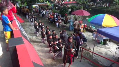 Sambut Ramadhan, Warga Klaten Berebut Kue Apem Berisi Uang Rp 10.000