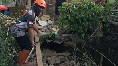 Warga di Sukabumi Tertimpa Rumahnya yang Ambruk akibat Cuaca Buruk