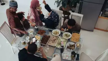 Ilustrasi satu keluarga sahur sebelum jadwal imsak dan Subuh