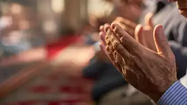 Ilustrasi membaca niat puasa Ramadhan di waktu shalat Tarawih