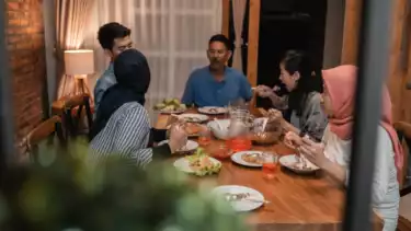 Ilustrasi satu keluarga buka puasa bersama