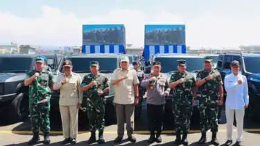 Menhan RI Sjafrie Sjamsoeddin bersama petinggi TNI-Polri di Pangkalan Udara (Lanud) Husein Sastranegara, Kota Bandung, Jawa Barat, Sabtu (1/3/2025).