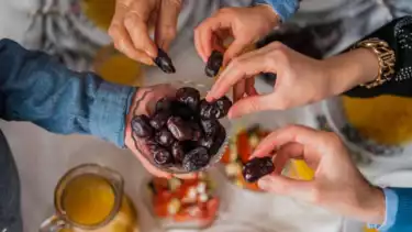 Ilustrasi makan kurma bersama sesuai jadwal buka puasa Ramadhan