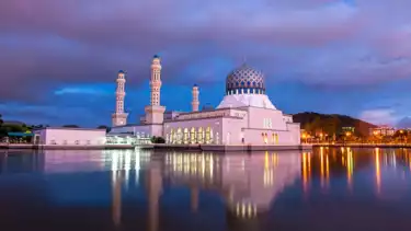 Ilustrasi suasana masjid saat jadwal buka puasa tiba