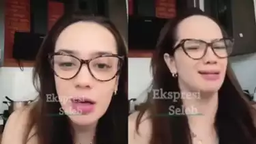 Putri Anne membacakan komentar netizen soal dirinya yang memutuskan melepas hijab