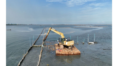 Pagar Laut Bekasi Belum Dibongkar, Nelayan Keluhkan Akses Mereka Masih Tertutup