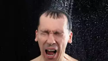 Ilustrasi membasahi kepala saat mandi keramas ketika puasa