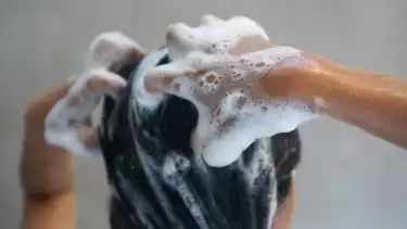 Ilustrasi keramas saat mandi