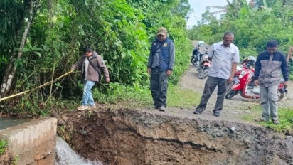 Jalan Penghubung Antar Kecamatan di Kerinci Jambi Putus Diterjang Banjir
