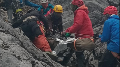 Detik-detik Petugas Evakuasi Jenazah Pendaki di Taman Nasional Cartenz