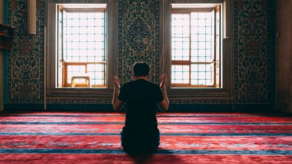 Jangan Sia-siakan! Ustaz Khalid Basalamah Ingatkan Setiap Orang Puasa Punya Waktu Mustajab, Kapankah Itu?