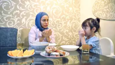 Ilustrasi orang tua mengajarkan anak puasa Ramadhan