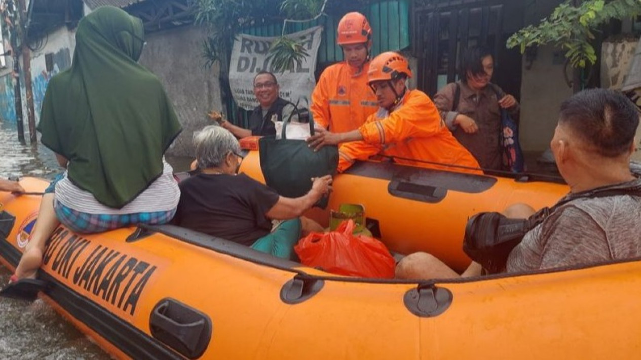 Puluhan RT di Jakarta Terendam Banjir, Warga Terdampak Pilih Bertahan di Rumah Masing-Masing
            - galeri foto