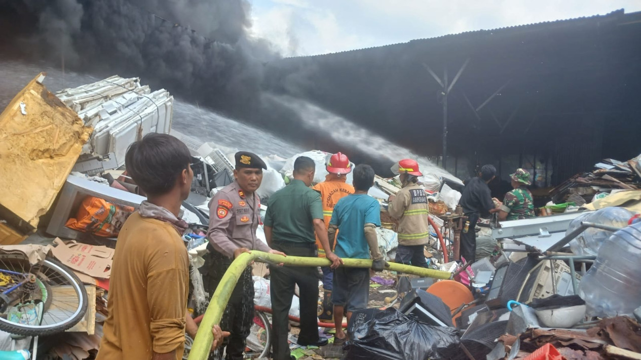 Kebakaran Gudang Rosok di Bantul, Pemilik Gudang Alami Luka Bakar
            - galeri foto
