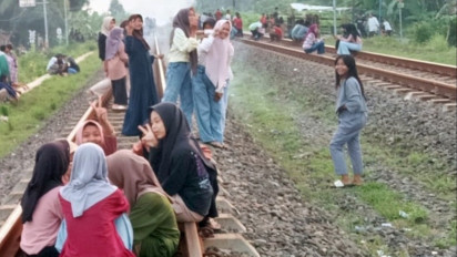 Anak-Anak dan Remaja Nekat Ngabuburit di Rel Kereta Api, KAI Kerahkan Petugas Patroli