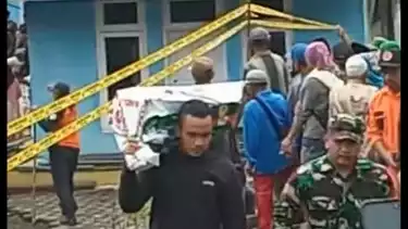 Sebuah video yang memperlihatkan pemindahan makam akibat pergerakan tanah di Kabupaten Tasikmalaya mendadak viral di media sosial