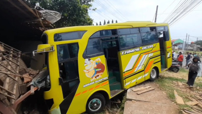 Bus AKDP Oleng Tabrak Motor dan Rumah di Pati, 1 Orang Tewas
