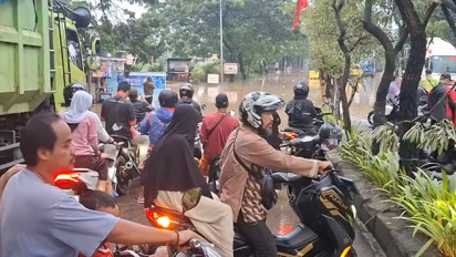 Akses Jalan Menuju Jatiasih Terputus Akibat Luapan Kali Bekasi