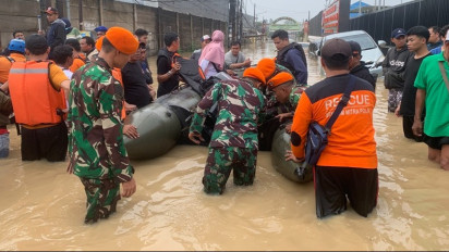 Kabar Buruk Banjir di Bekasi Sampai Atap Rumah, Petugas Kesulitan Evakuasi Warga