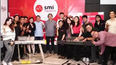 Para peserta mengikuti workshop piano berbasis Revolusi Indunstri 4.0 sambil ngabuburit.