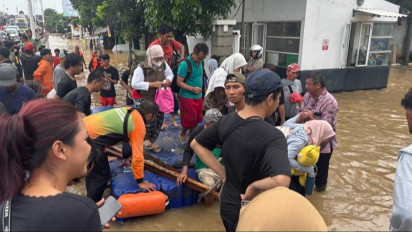 Banjir Merendam Pemukiman di Cililitan Kecil, Warga: Ketinggian Air 3 Meter