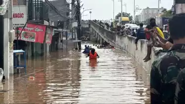 Petugas dan Warga Berjibaku Evakuasi Korban Banjir di Cililitan Jaktim
