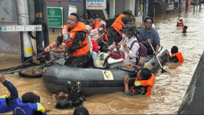 Petugas dan Warga Berjibaku Evakuasi Korban Banjir di Cililitan Jaktim