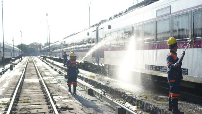 KAI Services Lakukan Penambahan Petugas Cuci Kereta Sambut Masa Angkutan Lebaran 2025